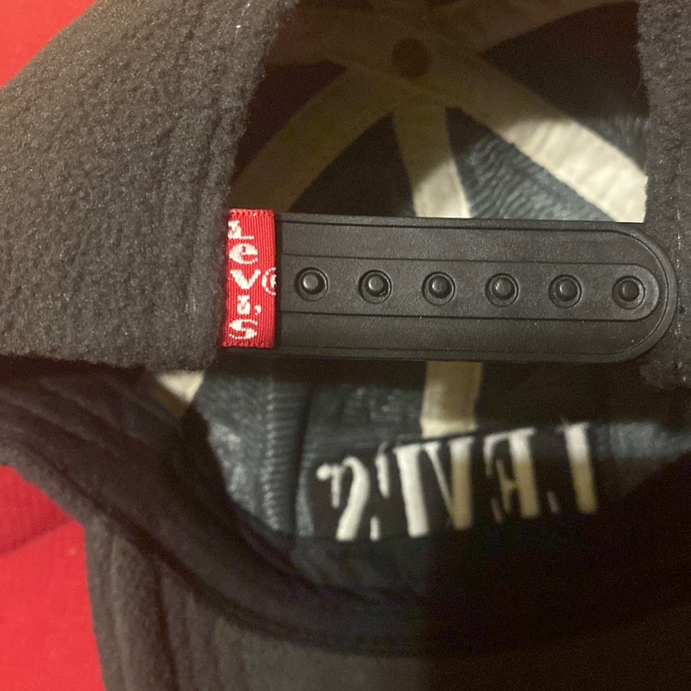 NWT Levi’s winter baseball cap unisex gray with white logo. Adjustable strap - Picture 4 of 7